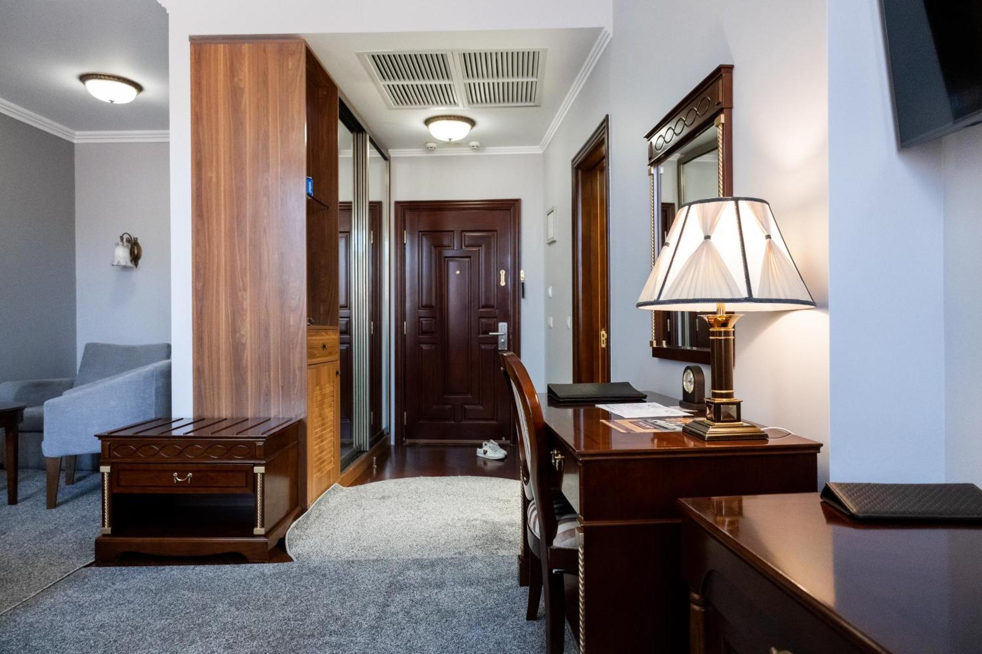 Allureinn Hotel And Spa Chernivtsi Exterior foto