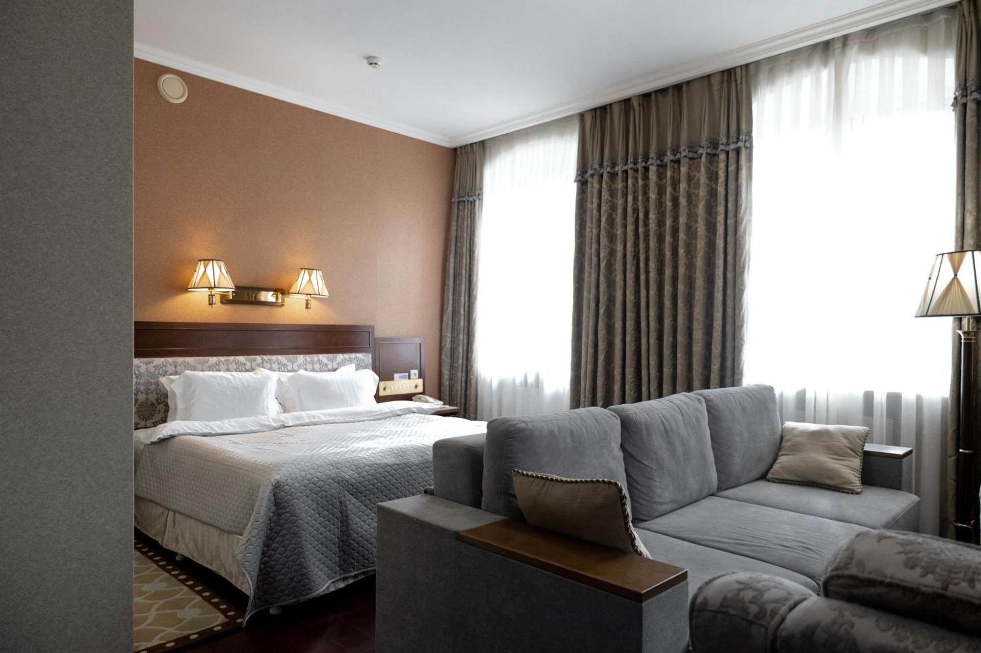 Allureinn Hotel And Spa Chernivtsi Exterior foto