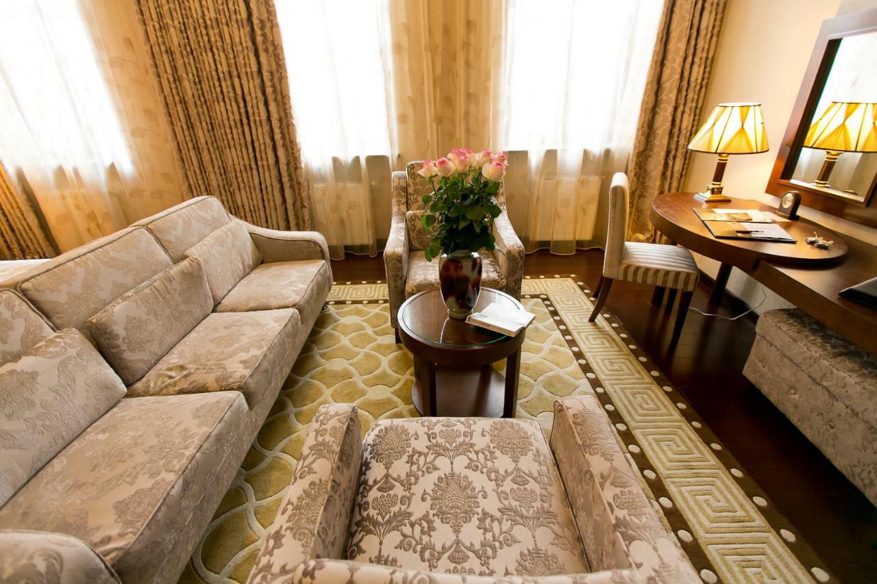 Allureinn Hotel And Spa Chernivtsi Exterior foto